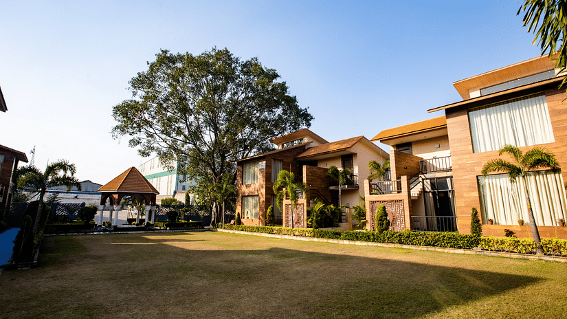 View of The Lawn of the Maharaja Villa in The Wedlock Greens Hotel & Resort, Dhanbad