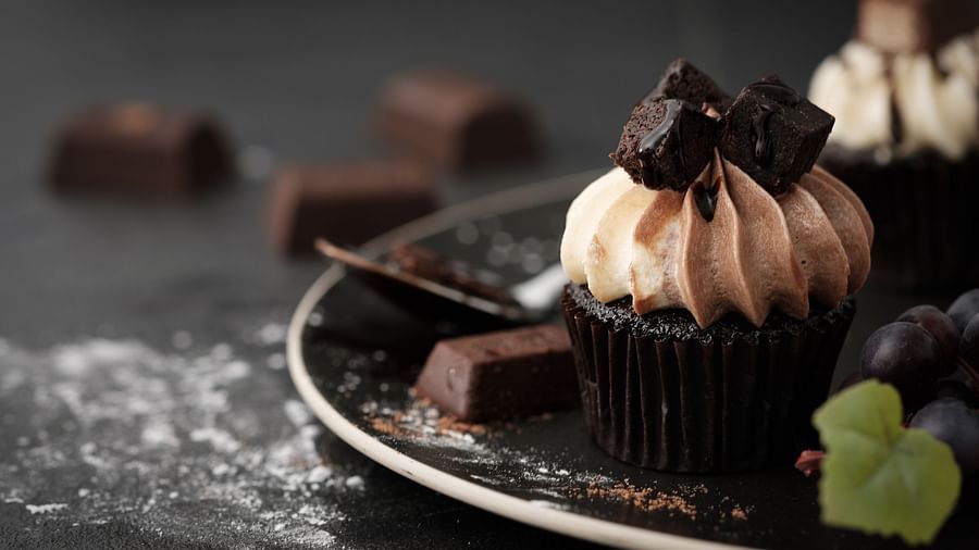 shallow-focus-photography-of-chocolate-cupcakes-1028714 1