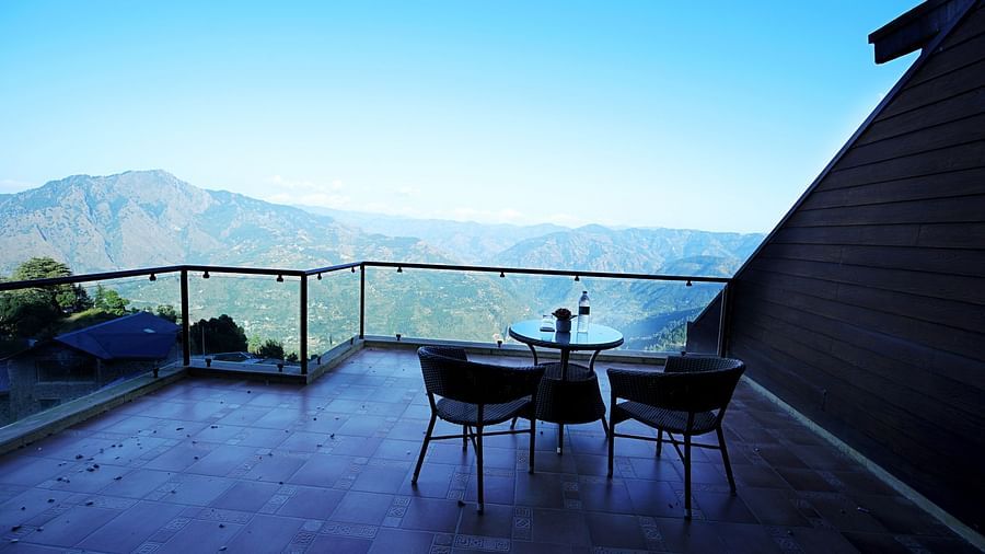 outdoor sitting area in balcony overlooking valley 2 - Aranya Himalayan Retreat, Mashobra
