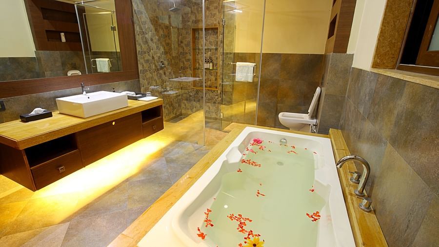 well furnished bathroom with bathtub - Aranya Himalayan Retreat, Mashobra