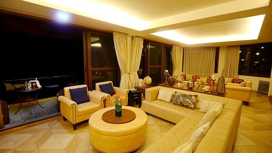 well lit living room with warm ambience  - Aranya Himalayan Retreat, Mashobra