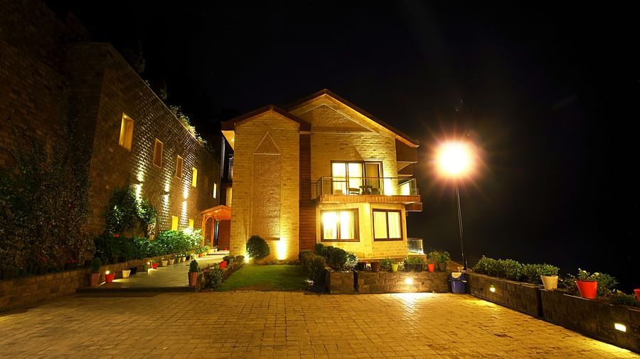 Well lit facade of Aranya Himalayn Retreat at dusk 6 - Aranya Himalayan Retreat, Mashobra