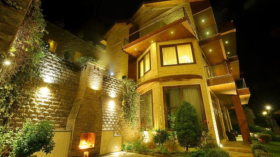 Well lit facade of Aranya Himalayn Retreat at dusk 3 - Aranya Himalayan Retreat, Mashobra