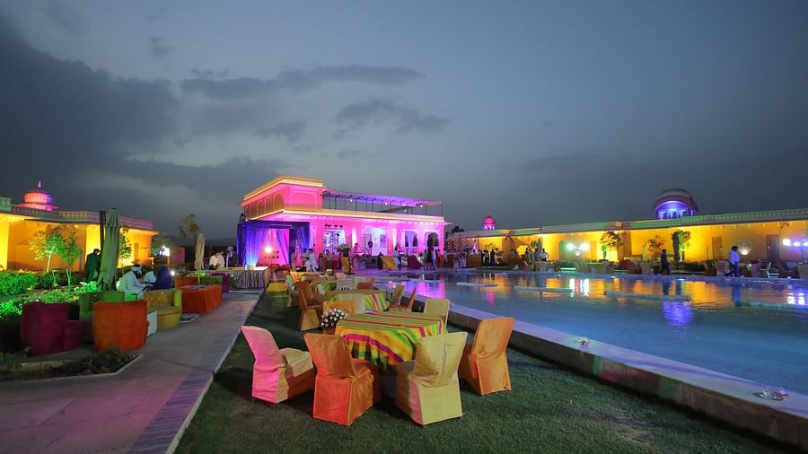 the outside lawn decorated for a party by the swimming pool - Buena Vista