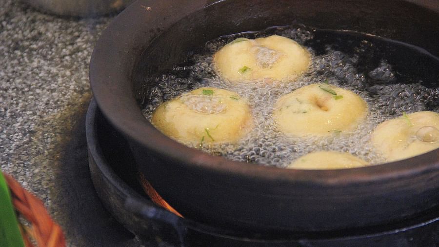 Medu vadas being fried
