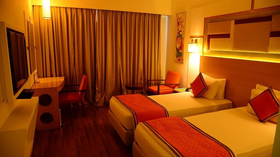 Deluxe Twin Bedroom with twing beds and work desk and tv