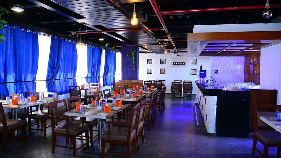 Dining restaurant with bar and tables - Citrus Classic Bengaluru