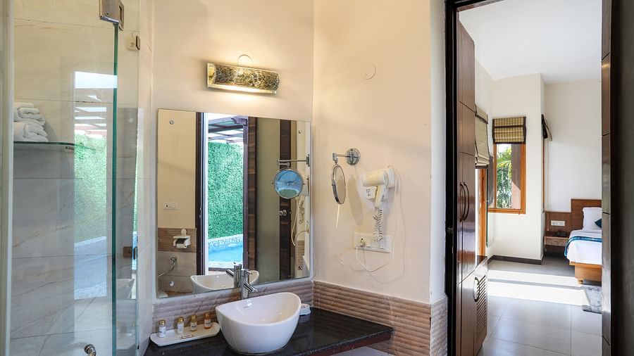 lagoon suite bathroom - Corbett Panorama Resort, Ramnagar
