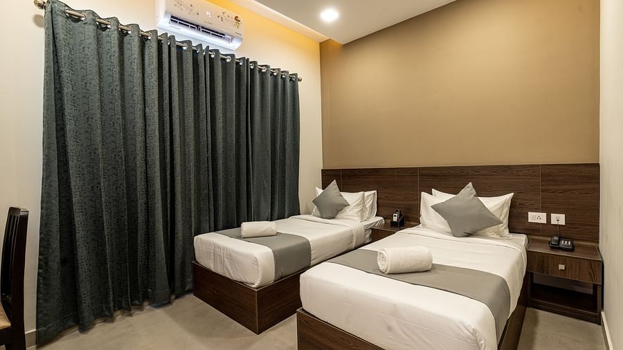 A deluxe room with twin beds