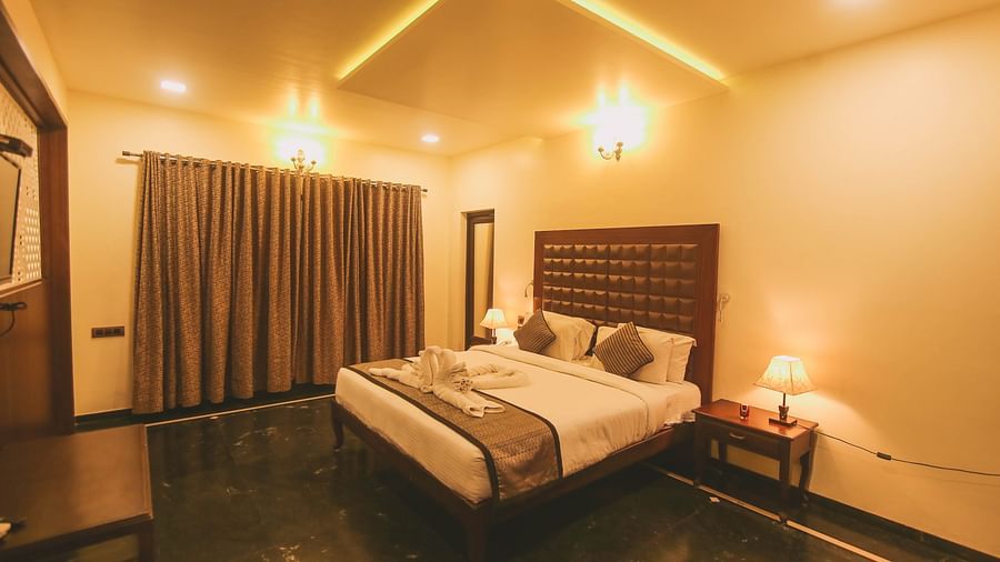 Damanganga Valley Resorts Pvt Ltd - the king size bed offered at the Director's Suite in Daman