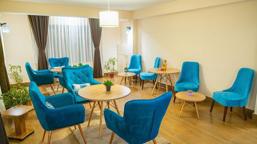 Dream Villa Retreat, Pelling - A bunch of coffee tables and blue chair in a room