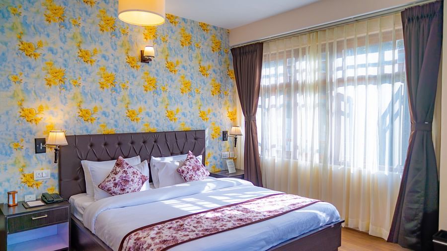 Dream Villa Retreat, Pelling - The king size bedding in the Premium Rooms