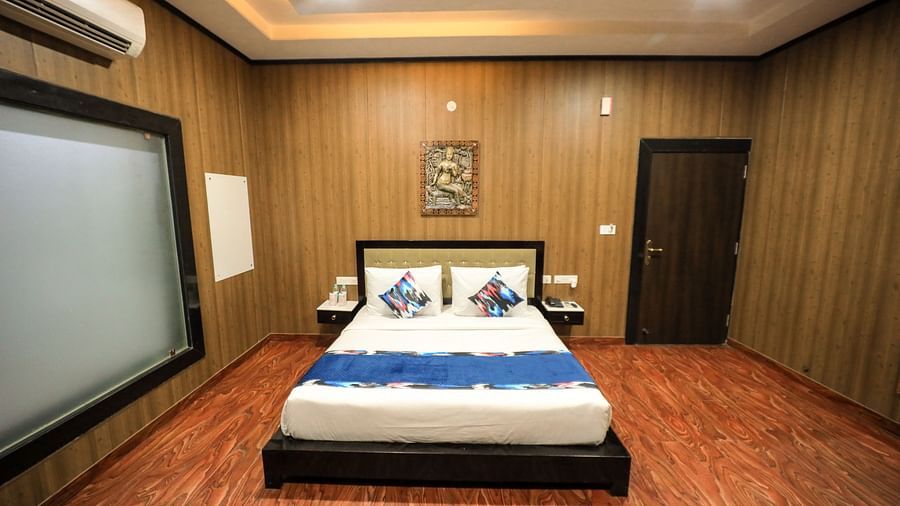 A double bed in a room at Fiori Hotel