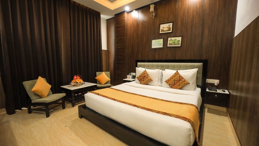 A double bed in a room at Fiori Hotel, Jaipur