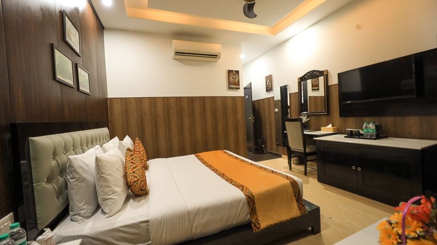 A double bed in a room at Fiori Hotel
