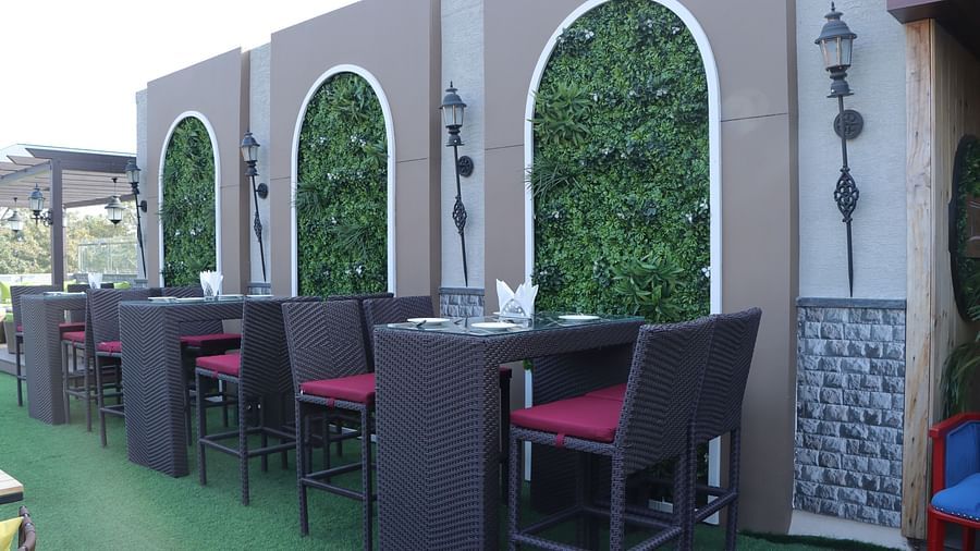 Rooftop dining arrangement at Five Elements Hotels Maplewood Premier