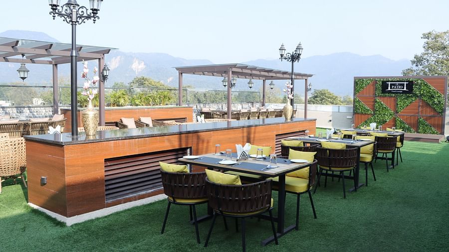 Rooftop dining arrangement at Five Elements Hotels Maplewood Premier