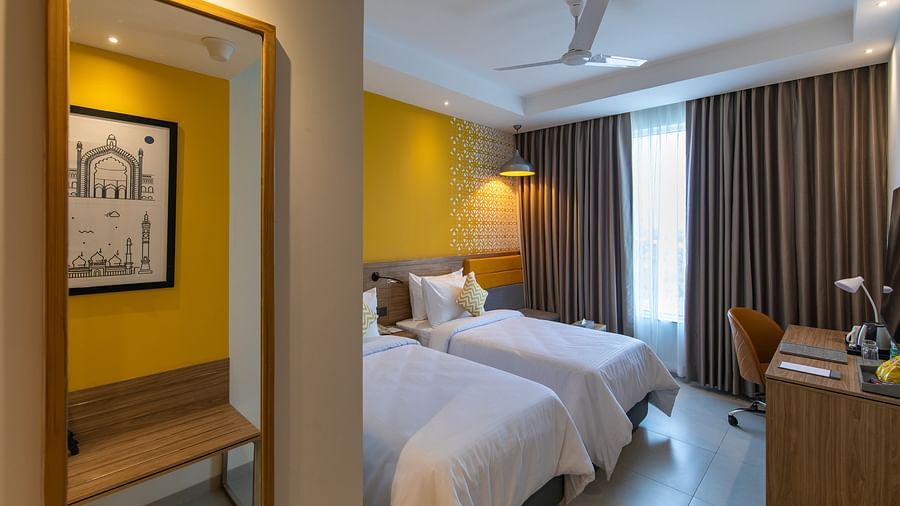 Deluxe Twin Room at Hometel Alambagh, Lucknow 1