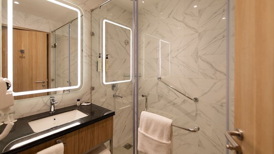 Deluxe Twin Room at Hometel Alambagh, Lucknow 3