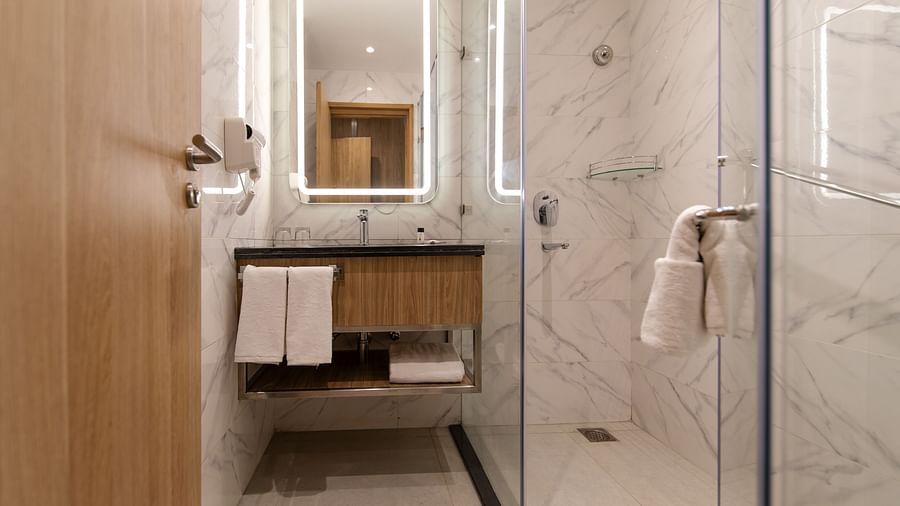 Premium Twin room at Hometel Alambagh, Lucknow 2