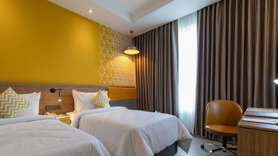 Premium Twin room at Hometel Alambagh, Lucknow 4