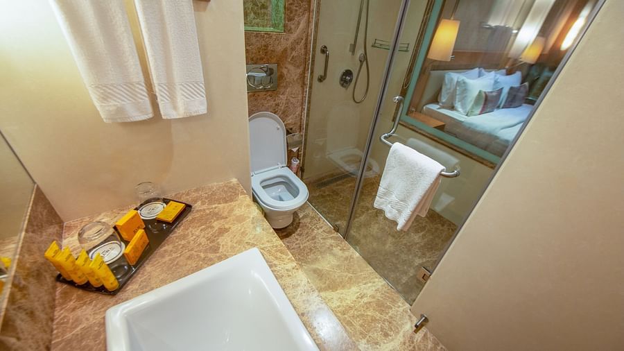 roomw ith bathroom at hotel bawa international