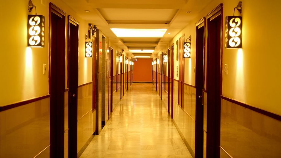  Hotel Yasodha Towers - Interior view of the property hallway with rooms present on either sides