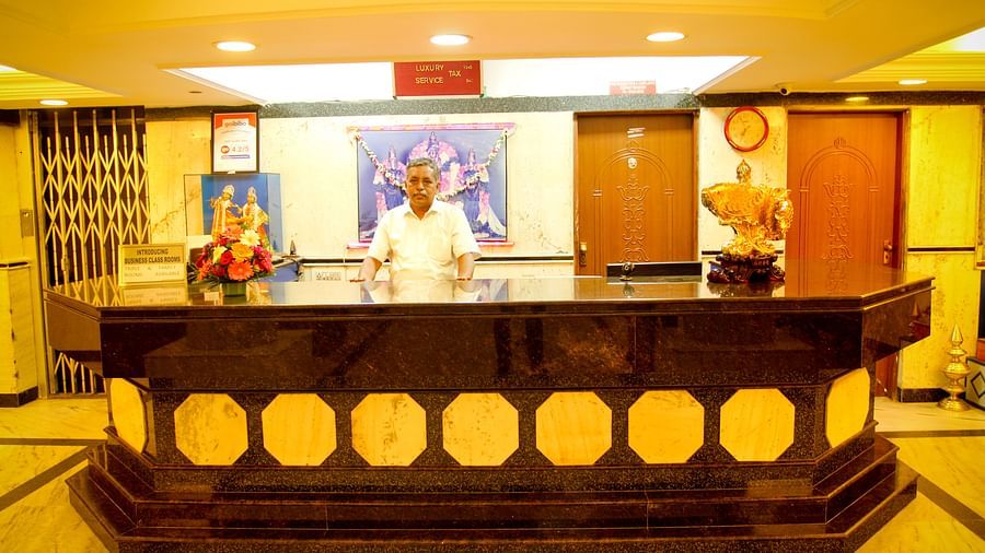  Hotel Yasodha Towers - Interior view of the property's reception area with a staff member manning the desk