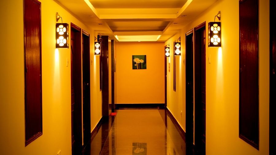  Hotel Yasodha Towers - Interior view of the property hallway with rooms present on either sides