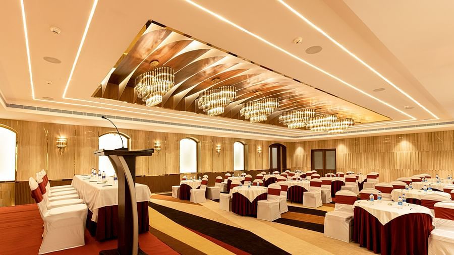 banquet hall with round tables and seating space1