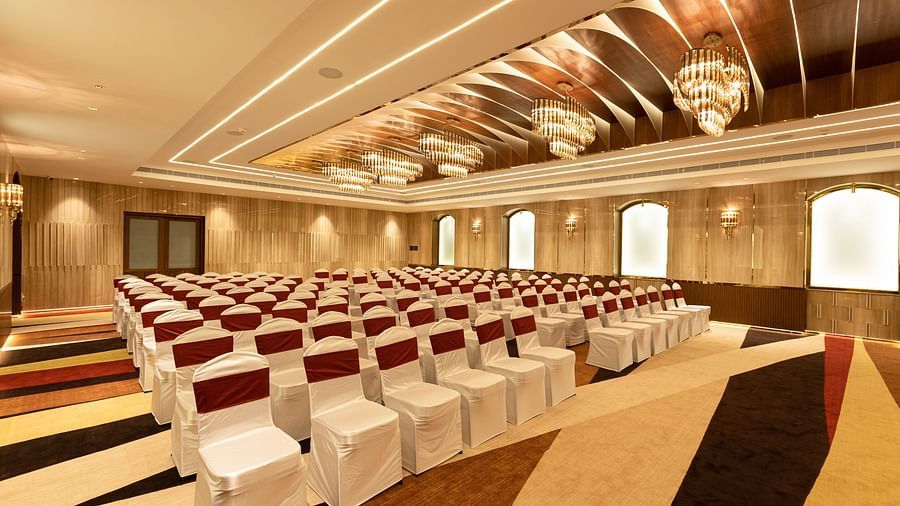 front and back view of banquet hall with seating arrangement in theatre style4