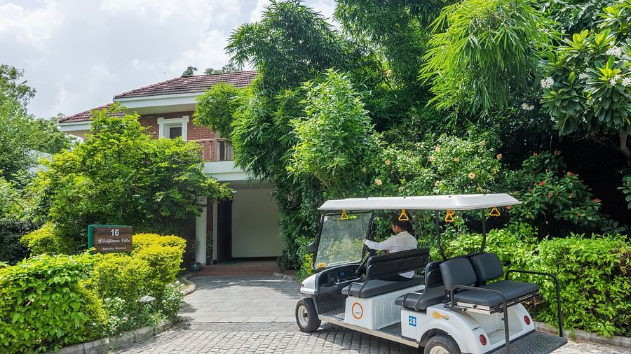 A buggy on the pathway leading to Wildflower Villa - Karma Lakelands.