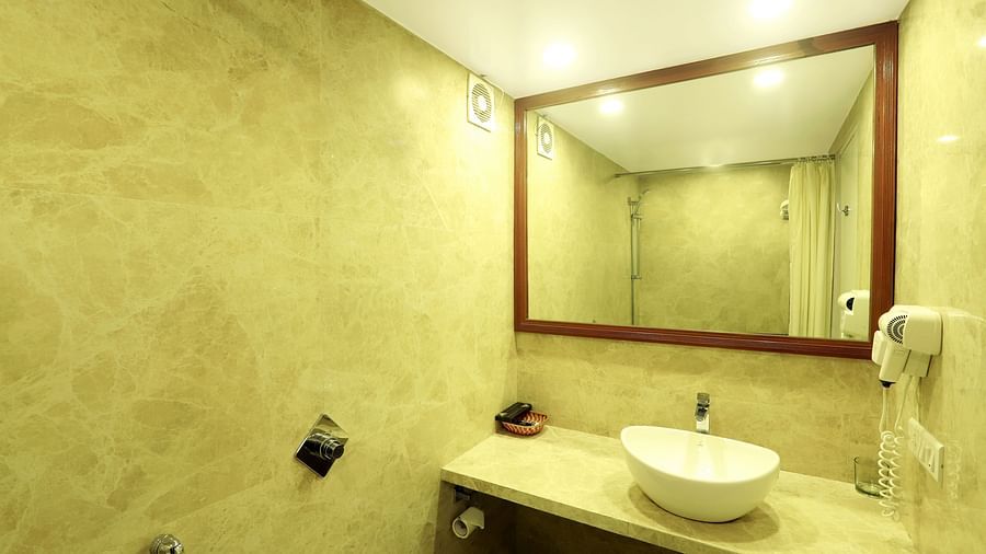7 Deluxe Room Bathroom
