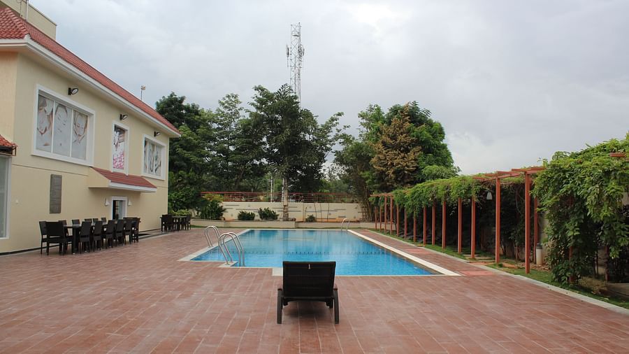 outdoor swimming pool at la classic, hosur road