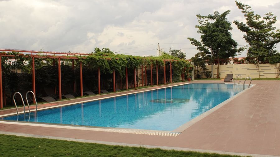 outdoor swimming pool at la classic, hosur road