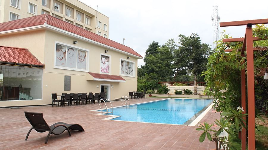 outdoor swimming pool at la classic, hosur road