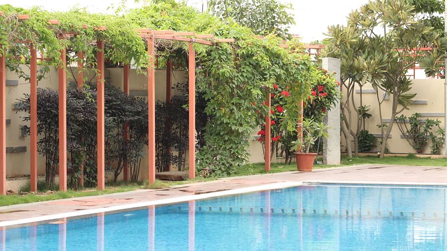 outdoor swimming pool at la classic, hosur road