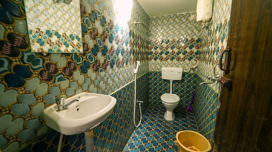 Overview of the bathroom in Suprior Villa with mirror and wash area - La Villa Heritage, Pondicherry