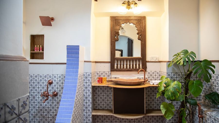 beautiful royal bathroom @ Lamrin Ucassaim Hotel, Goa