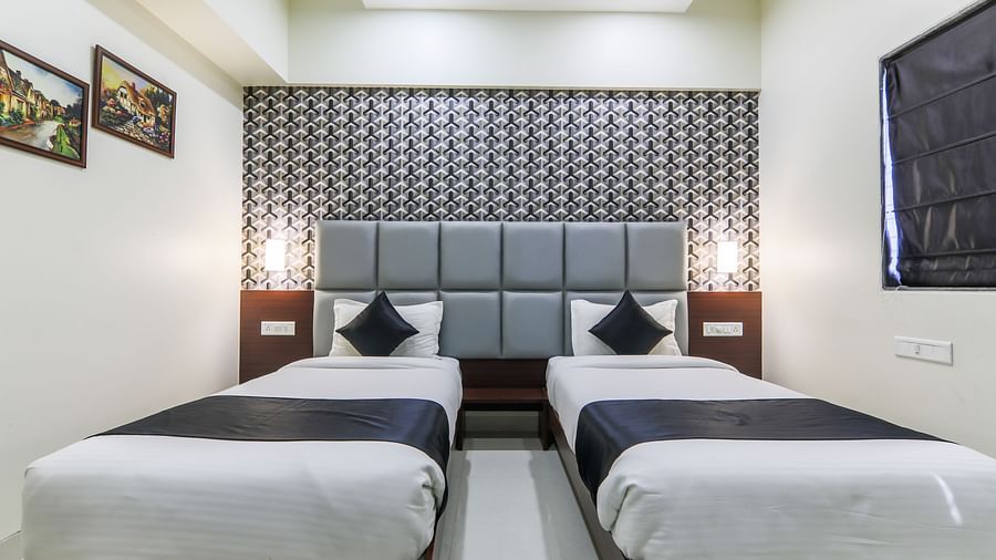 deluxe twin room facing the beds