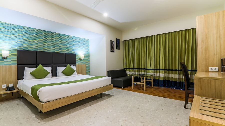 deluxe king room facing window