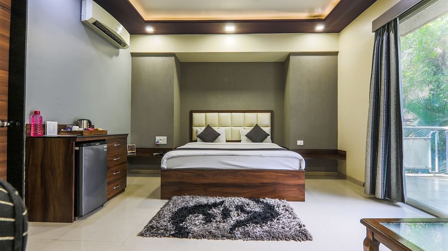 Deluxe suite facing bed
