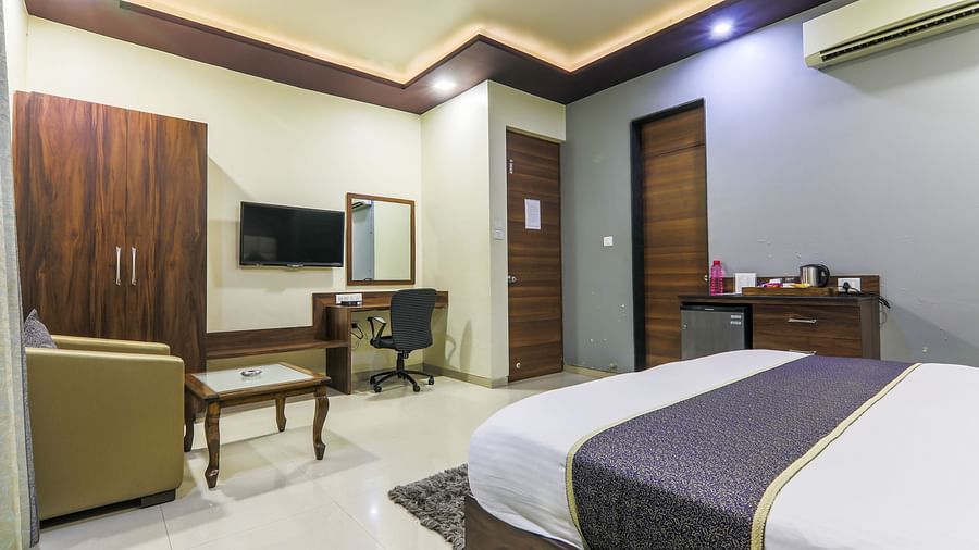 deluxe room facing tv