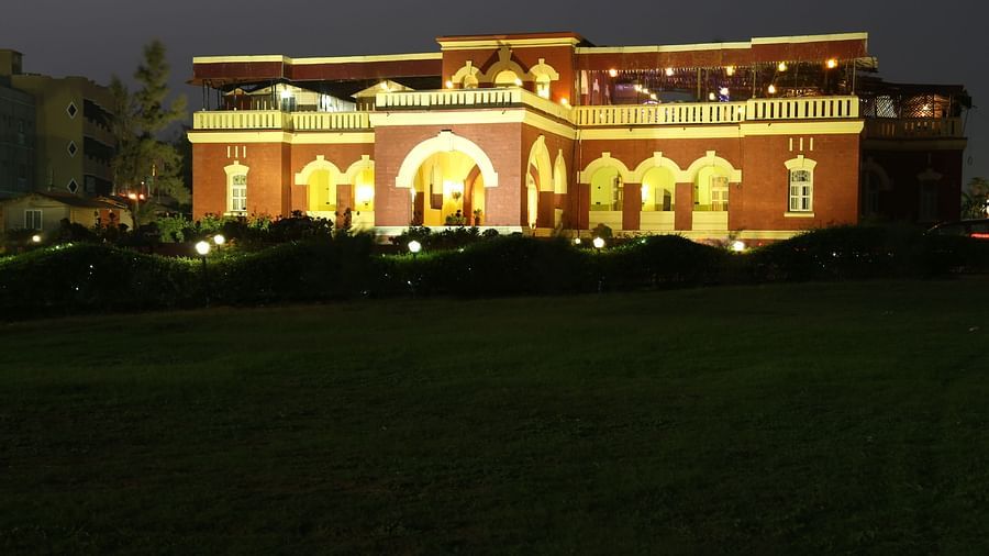 Facade at night of Mahodadhi Palace - A Beach View Heritage Hotel in Puri dki847