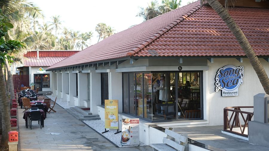 Exterior entrance view of Ezr and Bar with visible signage and tiled roof.