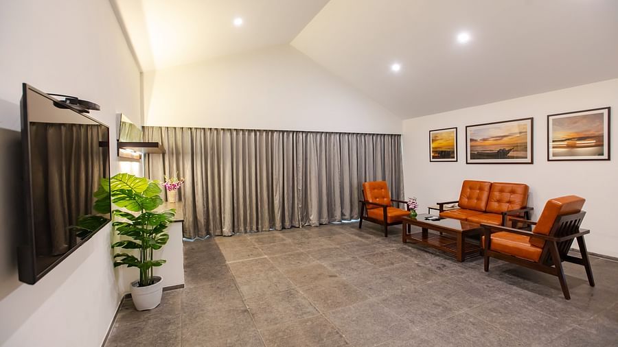 GRANDEUR SUITE LIVING ROOM