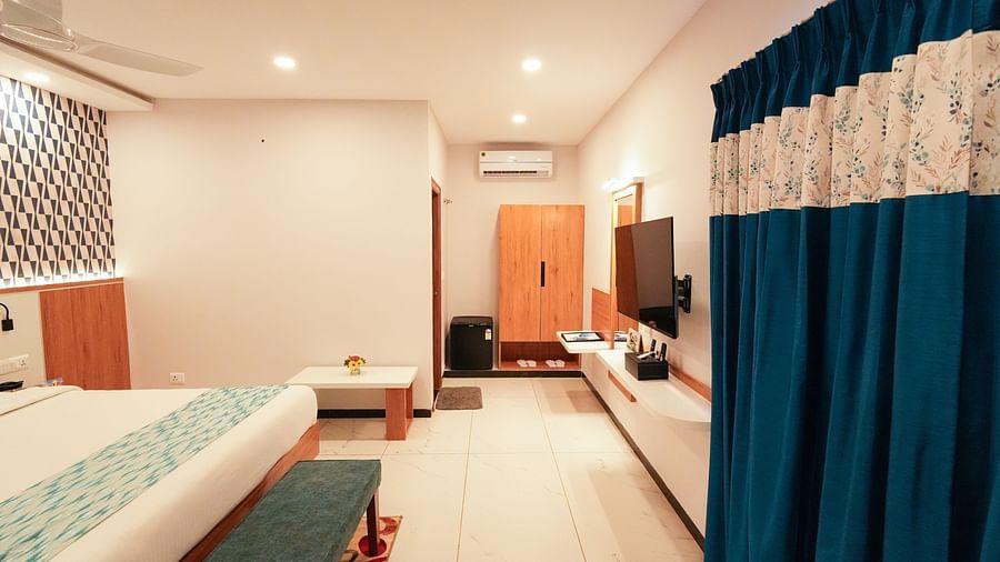  A cozy room with a comfortable double bed - MGM Whispering Wind's Resorts