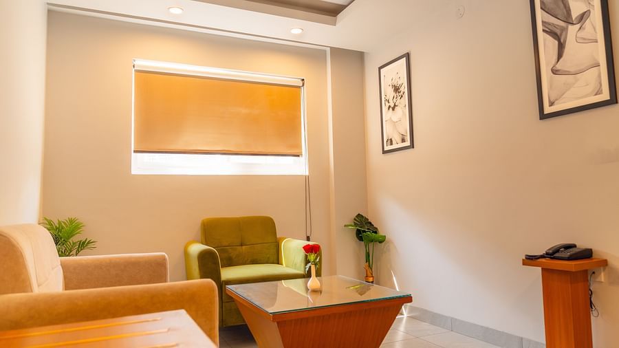 Living area of a Deluxe Room with comfortable sofas at Montclair Ananta, Elite.
