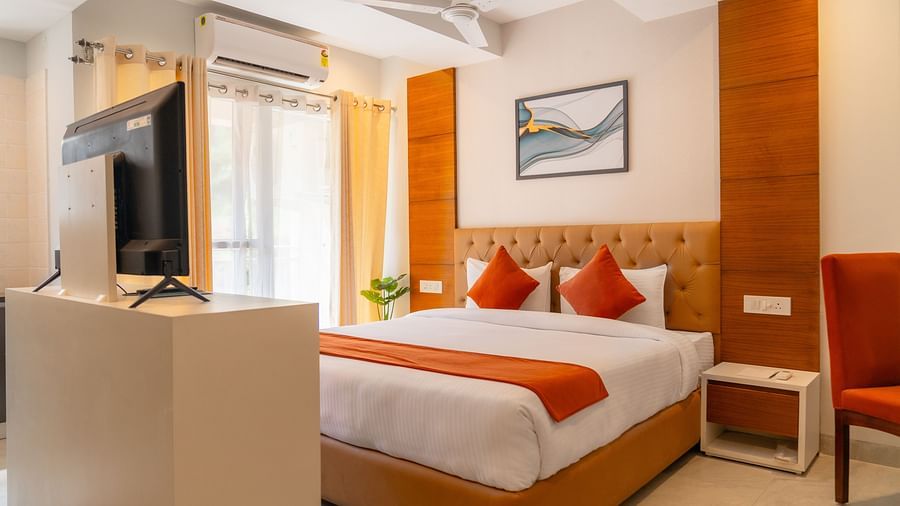 Standard Room with a large bed at Montclair Ananta, Elite.
