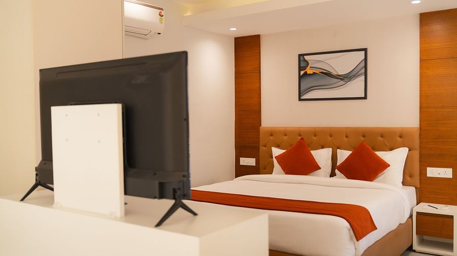 Standard Room with a large bed at Montclair Ananta, Elite.